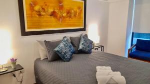 a bedroom with a bed and a painting on the wall at Exclusivo Hospedaje Moore in Lima