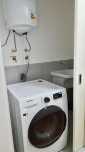a washing machine in a bathroom with a sink at Exclusivo Hospedaje Moore in Lima