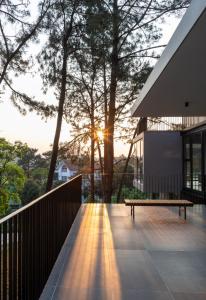 三島的住宿－Tam Dao Retreat Venuestay，房屋顶部的木甲板上设有长凳