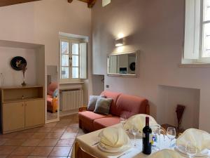 a living room with a couch and a table with wine glasses at La Casa del Porto in Domaso