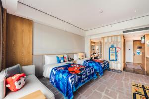 A bed or beds in a room at Le Méridien Emei Mountain Resort