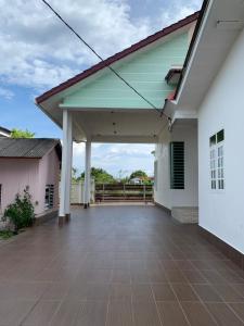 une terrasse couverte ouverte d'une maison avec un toit dans l'établissement Sri Merbau Homestay, à Kuala Terengganu