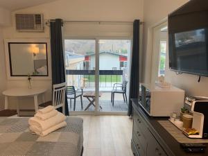 Destination Inn Cache Creek tesisinde mutfak veya mini mutfak