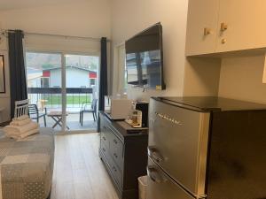 Destination Inn Cache Creek tesisinde mutfak veya mini mutfak