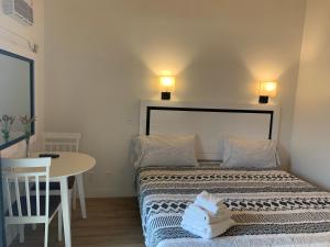 Destination Inn Cache Creek tesisinde bir odada yatak veya yataklar