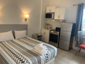 Destination Inn Cache Creek tesisinde mutfak veya mini mutfak