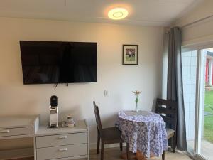Destination Inn Cache Creek tesisinde bir televizyon ve/veya eğlence merkezi