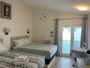 Destination Inn Cache Creek tesisinde bir odada yatak veya yataklar