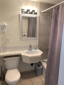 Destination Inn Cache Creek tesisinde bir banyo