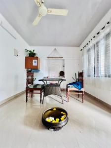 een woonkamer met een viskom op de vloer bij Hammock Beach Home in Alleppey