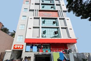 Un palazzo alto con un cartello sopra di OYO VRK Residency a Kurmannapalem