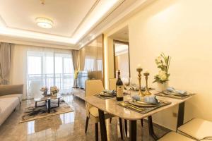 un soggiorno con tavolo da pranzo e divano di B T Miele Executive Apartment - Qianhai Square Shenzhen a Shenzhen