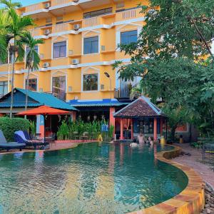 una piscina frente a un hotel en Central Privilege Hotel en Siem Riep