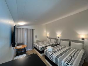 Destination Inn Cache Creek tesisinde bir odada yatak veya yataklar