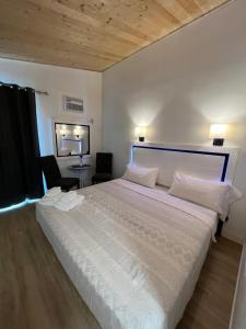 Destination Inn Cache Creek tesisinde bir odada yatak veya yataklar
