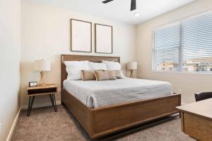 een slaapkamer met een bed, een bureau en een raam bij Lagoon Breeze condo in St. George