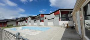 Bazén v ubytovaní Destination Inn Cache Creek alebo v jeho blízkosti