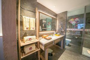 A bathroom at Le Méridien Emei Mountain Resort
