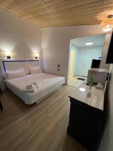 Destination Inn Cache Creek tesisinde bir odada yatak veya yataklar