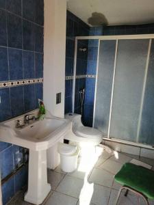 a bathroom with a sink and a toilet at Arriendo Los Vilos, Central in Los Vilos