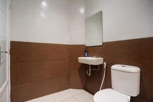 Bagno di Urbanview Hotel Groovy Inn Tangerang