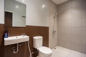 un bagno con un water e un lavandino di Urbanview Hotel Groovy Inn Tangerang a Buaran