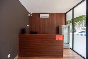un ufficio con una parete rivestita in legno e una reception di Urbanview Hotel Groovy Inn Tangerang a Buaran