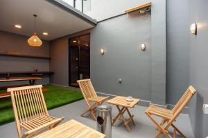un patio con due sedie e un tavolo di Urbanview Hotel Groovy Inn Tangerang a Buaran