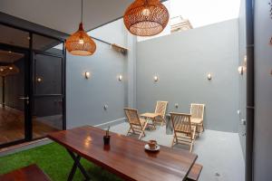 Area soggiorno di Urbanview Hotel Groovy Inn Tangerang
