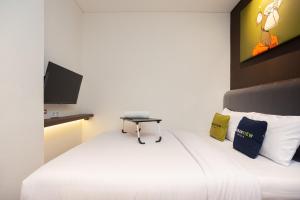 Letto o letti in una camera di Urbanview Hotel Groovy Inn Tangerang
