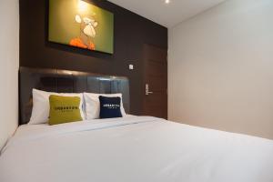Letto o letti in una camera di Urbanview Hotel Groovy Inn Tangerang