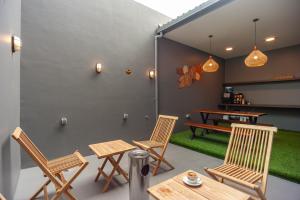 Area soggiorno di Urbanview Hotel Groovy Inn Tangerang