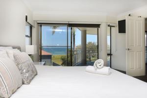 um quarto com uma cama e vista para o oceano em Beachside Manor em Sapphire Beach