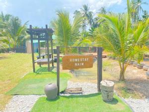 Aed väljaspool majutusasutust Homestay Naim Sabak Bernam