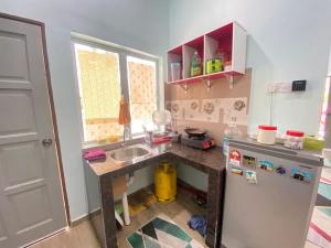 Köök või kööginurk majutusasutuses Homestay Naim Sabak Bernam