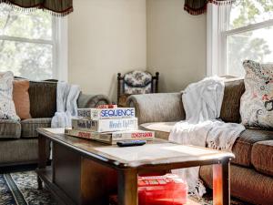 ein Wohnzimmer mit Kisten auf einem Couchtisch in der Unterkunft Mid-Century Brick Bungalow Home in Evansville