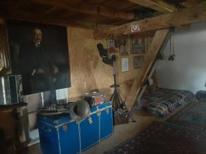a room with a photo of a man on the wall at Bed&Bike Dobra Nuć in Dubrynychi