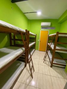 um quarto com 2 beliches num quarto verde em Hostel Pelo Mundo no Rio de Janeiro
