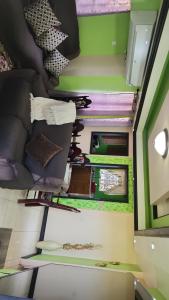 Zimmer mit grünen Wänden und einem Spiegel in der Unterkunft Comfort Zone in Montego Bay