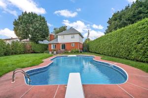 een zwembad in de tuin van een huis bij Private Oasis for Ultimate Relaxation in Montreal