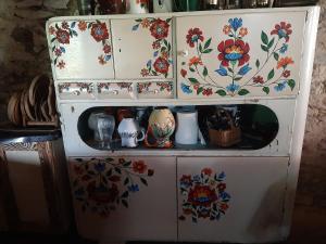an old cabinet with flowers painted on it at Bed&Bike Dobra Nuć in Dubrynychi