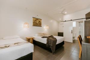 Postel nebo postele na pokoji v ubytování Yeppoon Surfside Motel + 37 fotografií