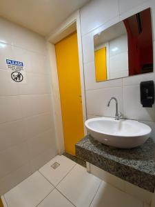 y baño con lavabo y espejo. en Hostel Pelo Mundo, en Río de Janeiro