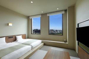 HOTEL MYSTAYS Kumamoto Riverside客房内的一张或多张床位