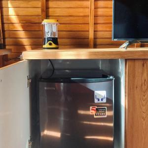einen kleinen Kühlschrank in einer Küche mit einer Theke in der Unterkunft Wailanga Resort in Ternate