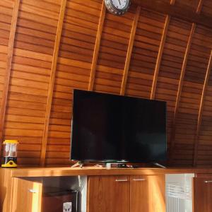 einen Flachbild-TV auf einem Schrank in der Unterkunft Wailanga Resort in Ternate