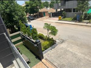 - une vue sur un parc arboré et une rue dans l'établissement MJS Entire New Designer House, 5 BR, 13 bed, 2 living, reclining sofas, Italian kitchen, 6 bath, garage, side garden at prime location of Bahria Town, Islamabad, à Rawalpindi