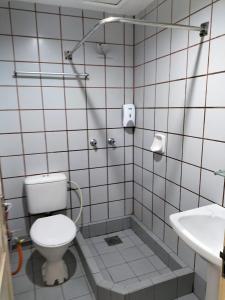 łazienka z toaletą i umywalką w obiekcie Faber Inn w mieście Bintulu