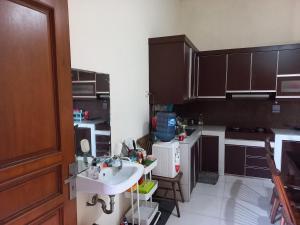 a small kitchen with a sink and a sink at Riki Guesthouse Syari'ah in Jepara