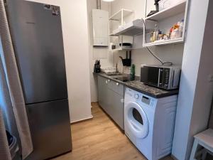 uma cozinha com um frigorífico e uma máquina de lavar roupa em Apartment für Familien, Freunde oder größere Gruppen bis zu 8 Personen in der Nähe des Berliner Hauptbahnhofs em Berlim